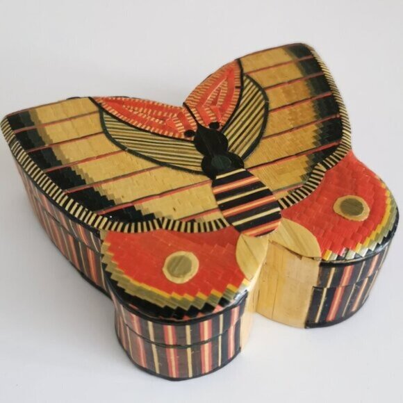Butterfly Storage Box Inlaid Handwoven Straw Retro Jewelry Box Red Fabric Lined - Picture 1 of 11